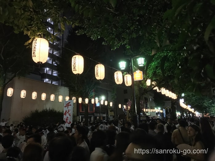 博多祇園山笠「追い山」をひと目見ようと集まる見物客