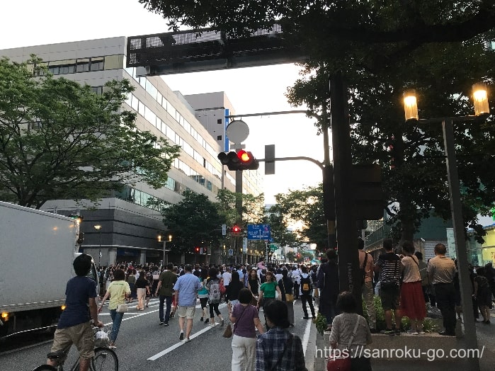 博多祇園山笠を見物しようと移動する人々
