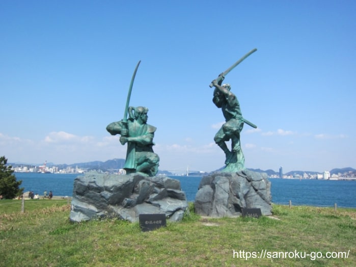 巌流島の武蔵と小次郎の像